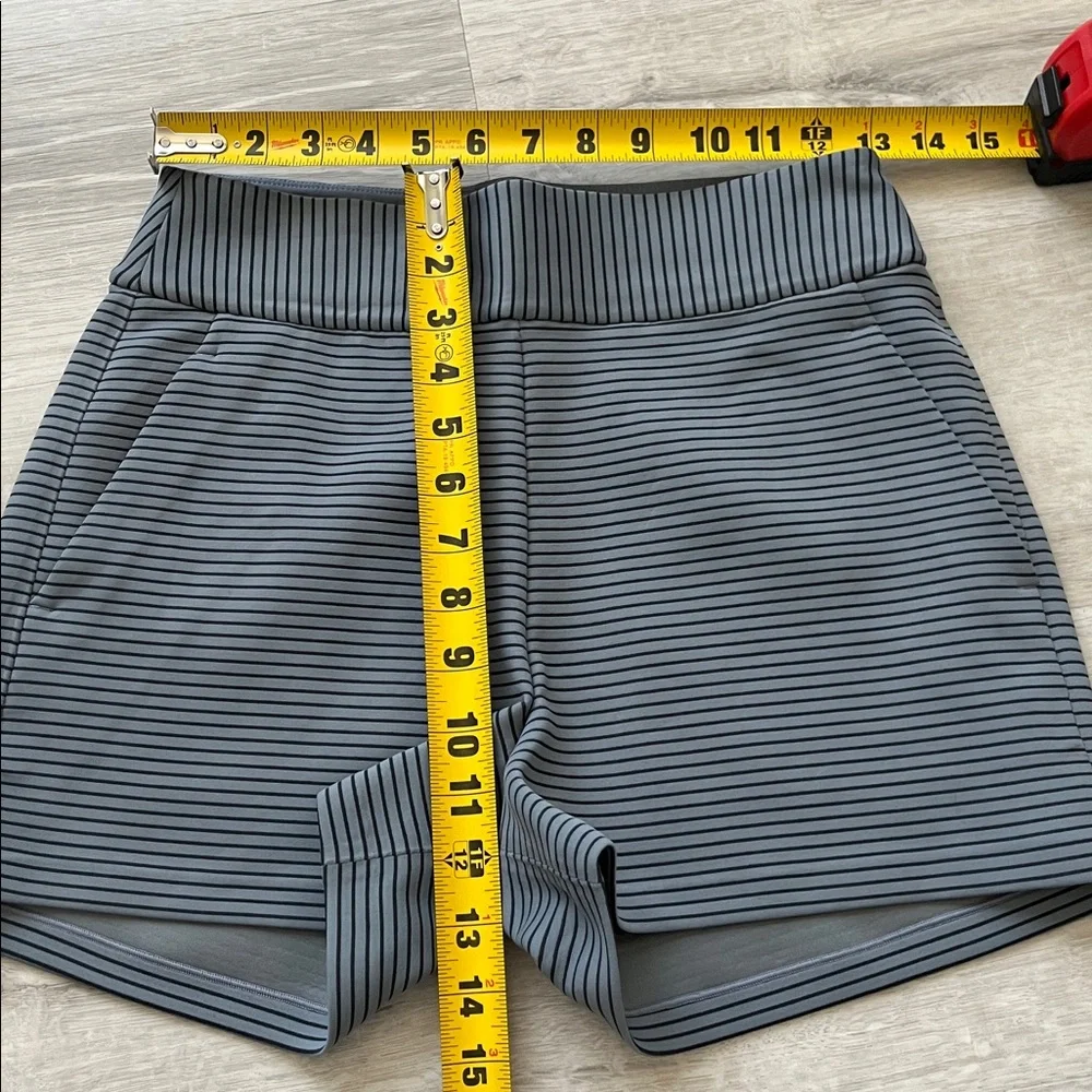 Lululemon‎ Shaped Short Stripe 3” in Sterling Athleisure Workout Yoga Womens 6